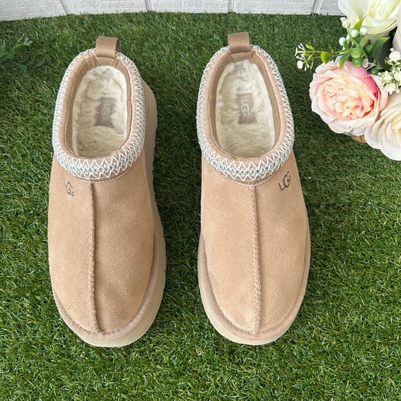 UGG Tazz women size 10
BestSeller/ pre owned 
Color Sand - Picture 12 of 16